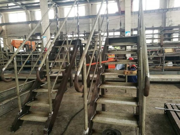 大型鋼結構扶手樓梯焊接